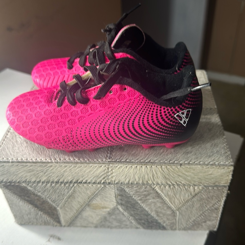 Girl cleats ( like new